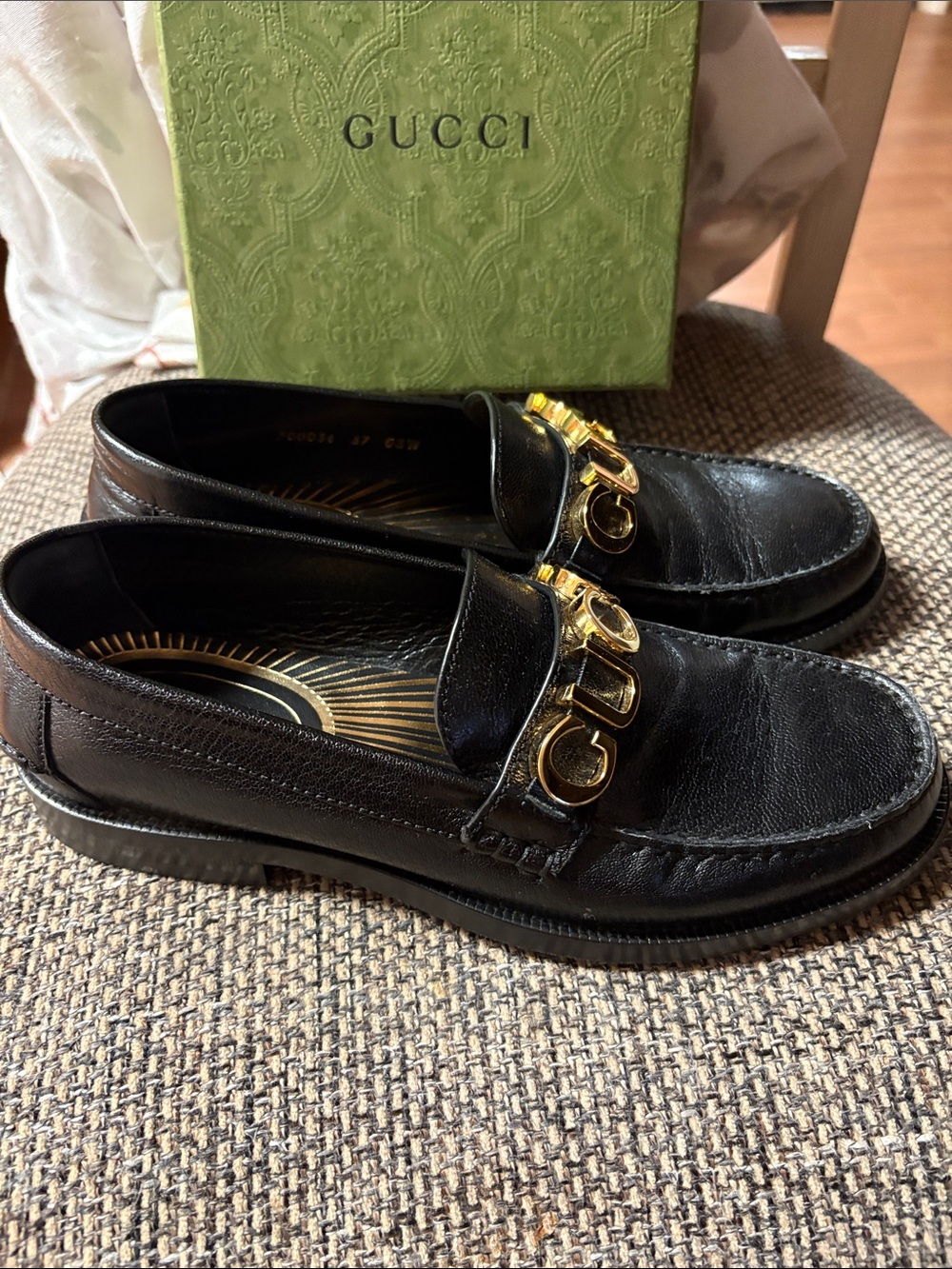 Gucci Black Leather Women’s Loafers with Gold Logo - Picture 3 of 4